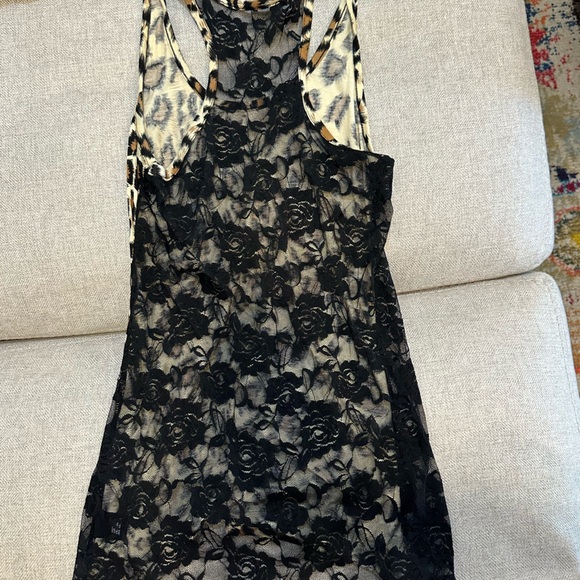 Leopard print top with lace. It is in good condition and very comfortable. - Picture 3 of 3